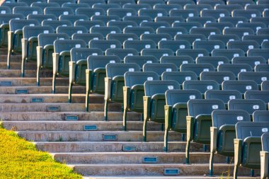 Sokak tribünleri, şehir caddesinde Mermer basamaklara monte edilmiş gri koltuklarla dolu. Park City Festivali 'nde yerler birbirinin üstünde yer alıyor. Boş sinema koltukları.