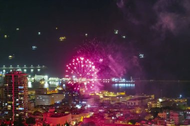 Bağımsızlık Günü 'nde Hayfa' da havai fişekler. Şehrin seçici odak noktası, İsrail 'in Yom Haatzmaut' u üzerinde hareket halindeki kırmızı çizgiler. Geceleri havai fişek gösterisi. Özgürlük, hafıza ve vatanseverlik kavramı