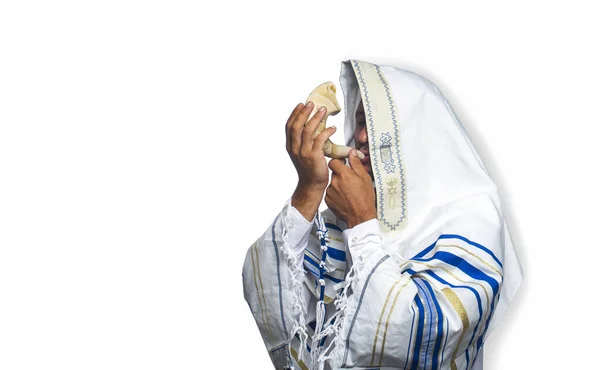 犹太男子的宗教形象 裹着带滑石粉的祈祷披肩 手里拿着 Shofar Yom Kippur的羊角 Rosh Hashanah 耶稣受难日 赎罪日和安息日概念 — 图库照片