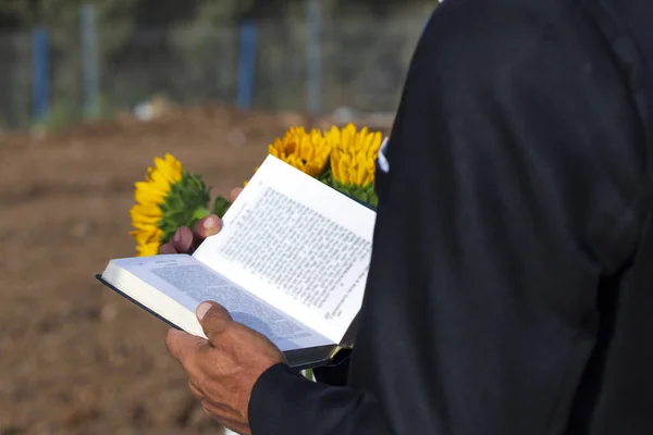 Vue Latérale Homme Juif Priant Kippa Lisant Une Bible Hébraïque — Photo