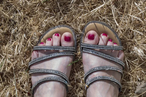 Жінка Ноги Відкритих Тапочках Влітку Крупним Планом Цвяхи Виготовляються Червоного — стокове фото