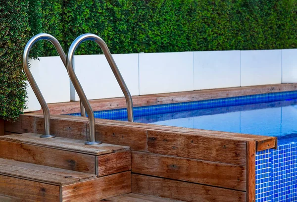 Die Beplankung Eines Swimmingpools Mit Treppe Und Türkisklarem Wasser Freibad — Stockfoto