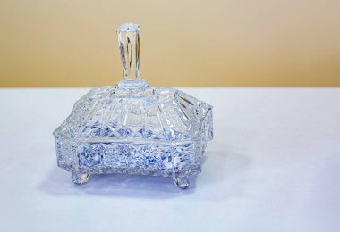 Evinin içinde kapağı olan cam vazo dekorasyonu. Zarif dekoratif kristal reçel vazosu. Altın beyazı arka planda hassas kavanoz. İç dekorasyon. Şekerli büyük cam vazo.. 