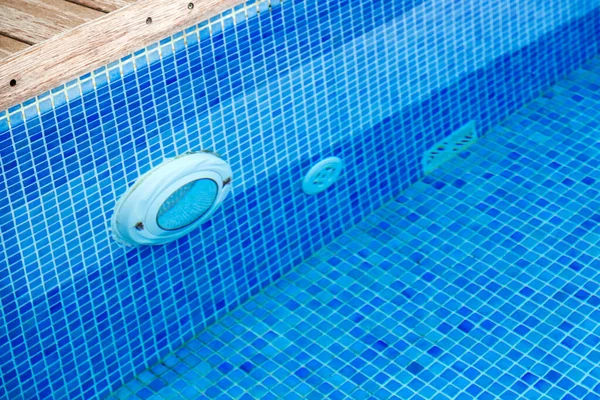 Yüzme Havuzunun Dibinde Temiz Var Arka Planda Mavi Kiremitler Var — Stok fotoğraf