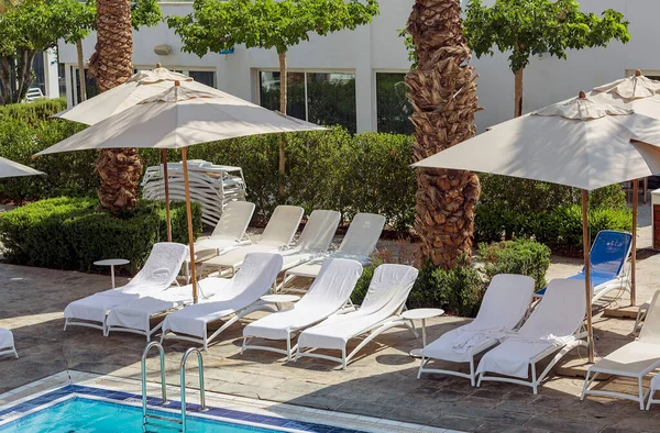 Beach Chairs Umbrellas Open Air Swimming Pool Metal Handrails Blue — Stockfoto