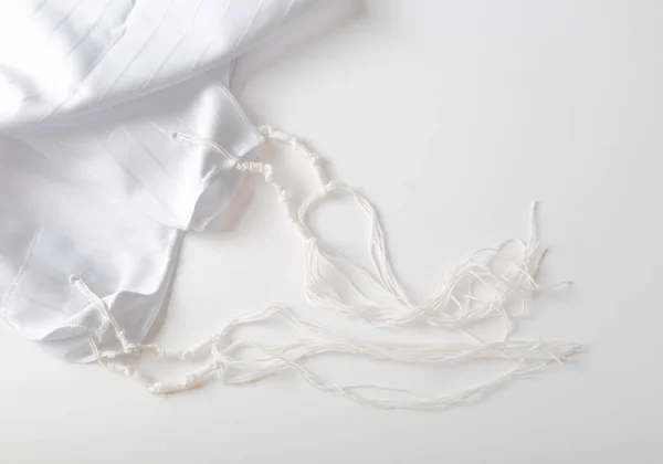 Tallit Katan, geçmiş. Yahudi ulusal ve dini Tallith Katan fırçalı pelerin şeklinde. Geleneklerin teması, Yahudi ayini nesneleri. Yahudi bayramı Sukkot, şabat, rosh hashanah.