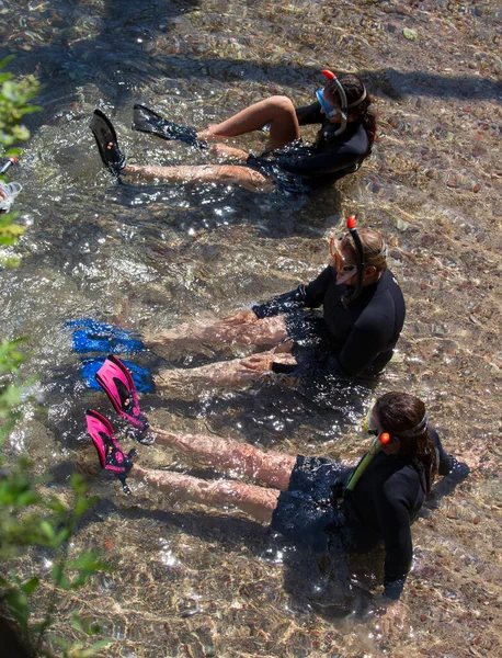 Trois Plongeuses Portant Des Masques Plongée Assises Dans Des Eaux — Photo
