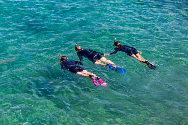 Tři Potápěčky Potápěčskými Maskami Ploutvemi Potápějící Křišťálově Čisté Vodě Eilatu Royalty Free Stock Fotografie