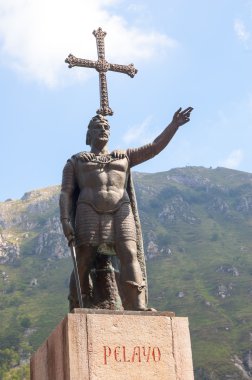 Don pelayo heykelinin covadonga