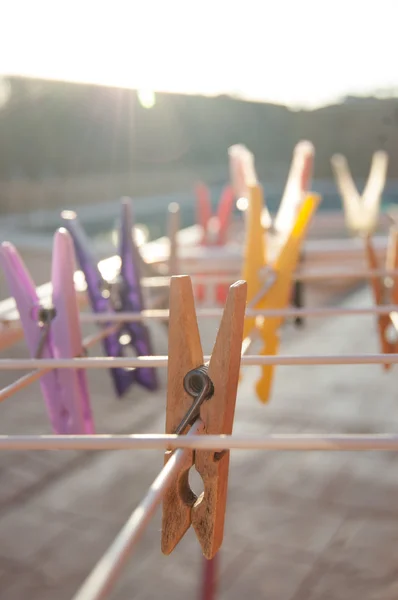 Kleding-pins hangen aan een waslijn — Stockfoto