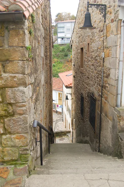 Escaleras estrechas en una calle de piedra —  Fotos de Stock