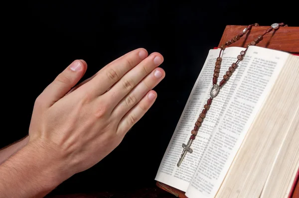Manos con rosario y Biblia — Foto de Stock