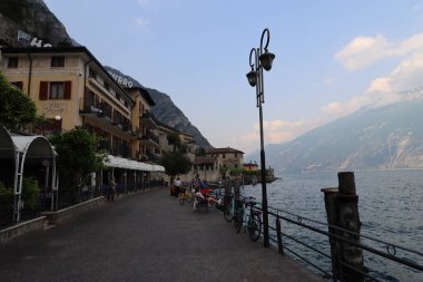 İtalya 'da Garda Gölü' nün tipik deniz manzarası 