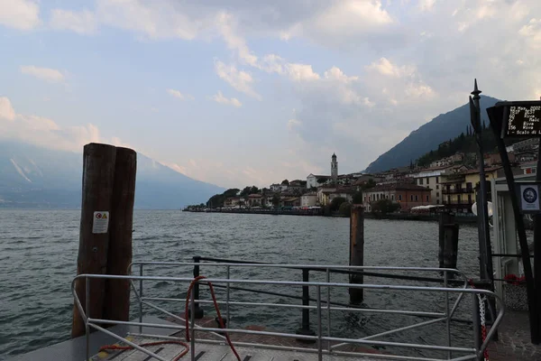 İtalya 'da Garda Gölü' nün tipik deniz manzarası 