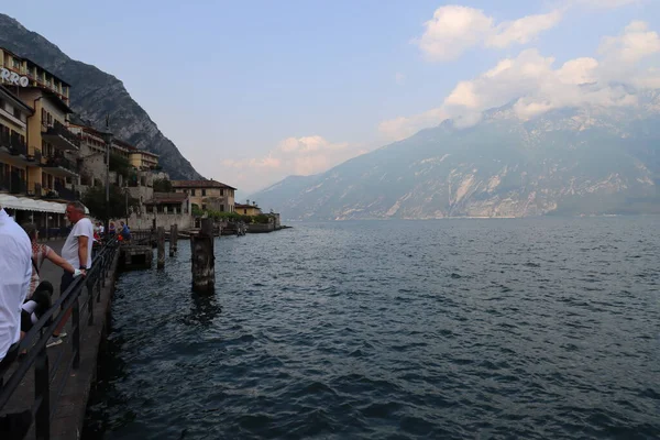İtalya 'da Garda Gölü' nün tipik deniz manzarası 
