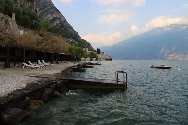 İtalya 'da Garda Gölü' nün tipik deniz manzarası 