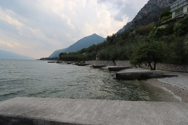 İtalya 'da Garda Gölü' nün tipik deniz manzarası 