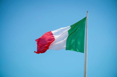 Mavi gökyüzünde İtalya bayrağı