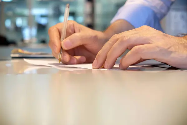 Primer Plano Escritura Manual Hombre Teclado Portátil — Foto de Stock