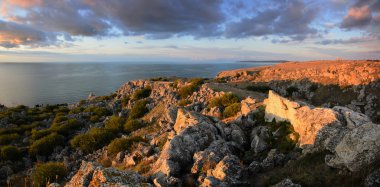 güzel dağ manzarası ve bulutlu gökyüzü