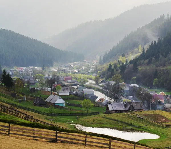 kırsal manzara evleri ve dağ.