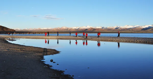 O banco do lago Namtso — Fotografia de Stock