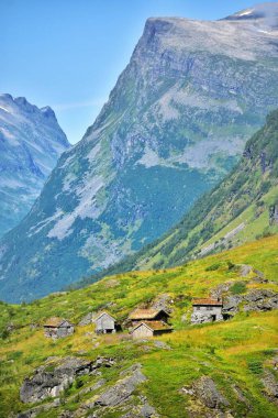 Dağlardaki çayırlarda küçük kulübeler, doğal arka plan..