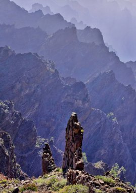 Keskin kayalık dağların doğal manzarası