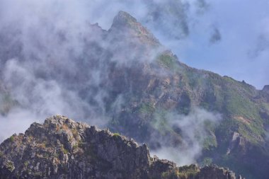 Sabahları sisli dağların panoramik manzarası