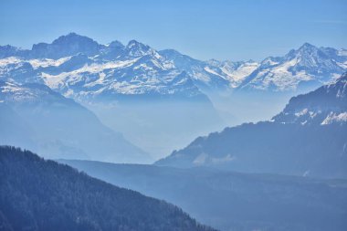 Karlı dağların doğal arka planı, kutup doğası..