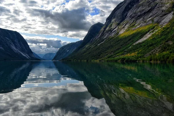 Majestueuse Vue Paysage Des Montagnes Avec Reflet Dans Lac Cristal — Photo
