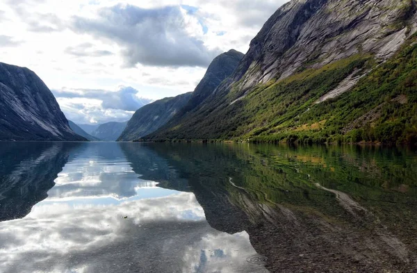 Majestueuse Vue Paysage Des Montagnes Avec Reflet Dans Lac Cristal — Photo