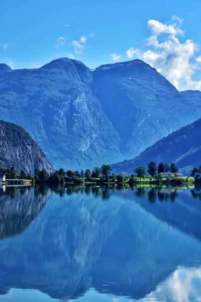 Úžasná Horská Krajina Čistým Klidným Jezerem — Stock fotografie