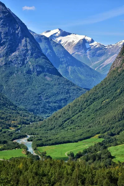 Verbazingwekkend Berglandschap Weelderige Groene Vegetatie Hoge Toppen — Stockfoto