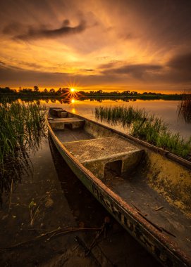 Böcek nehrinin üzerinde renkli ve keyifli bir gün batımı.