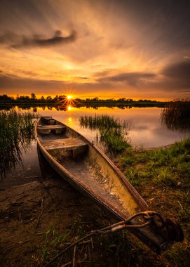 Böcek nehrinin üzerinde renkli ve keyifli bir gün batımı.