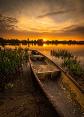 Böcek nehrinin üzerinde renkli ve keyifli bir gün batımı.