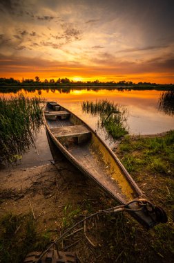 Böcek nehrinin üzerinde renkli ve keyifli bir gün batımı.