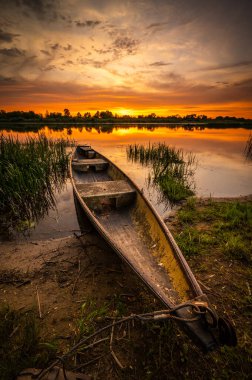 Böcek nehrinin üzerinde renkli ve keyifli bir gün batımı.