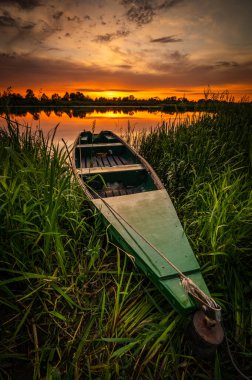 Böcek nehrinin üzerinde renkli ve keyifli bir gün batımı.