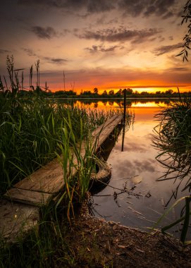 Böcek nehrinin üzerinde renkli ve keyifli bir gün batımı.