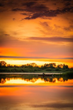 Böcek nehrinin üzerinde renkli ve keyifli bir gün batımı.
