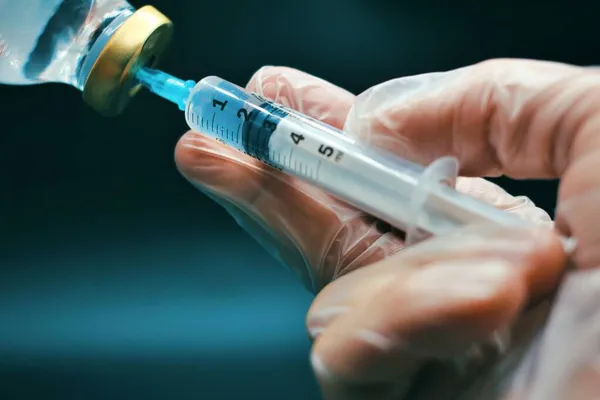 Doctor Wearing Latex Glove Lab While Preparing Injection — Stock Photo, Image