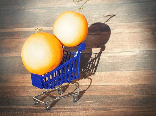 Chariot Bleu Plein Oranges Sur Fond Bois — Photo