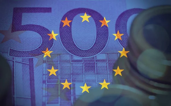 近500欧元和以欧洲国旗为背景的硬币 — 图库照片