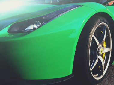 Pisa ili, 15 Temmuz 2021, güzel yeşil bir Ferrari 'nin yan görüntüsü..