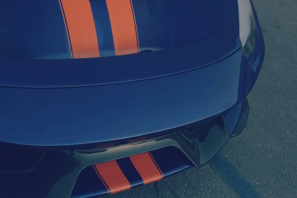 Snímek Detailu Modrého Super Sportovního Auta Oranžovými Pruhy Ulici — Stock fotografie