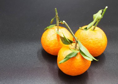 Siyah arkaplanda doğal mandalinanın üst görünümü .