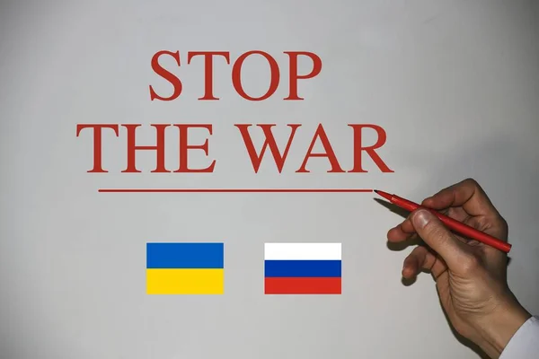 ウクライナとロシアの旗で 戦争を止める を書くペン — ストック写真