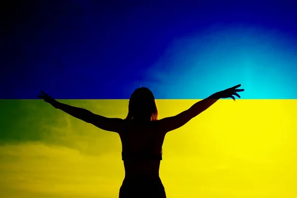 ウクライナの国旗を持つ女性のシルエット 戦争から解放されたウクライナの概念 — ストック写真